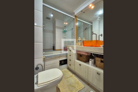 Apartamento à venda com 329m², 4 quartos e 2 vagasBanheiro da Suíte 1