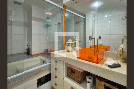 Apartamento à venda com 329m², 4 quartos e 2 vagasBanheiro da Suíte 1