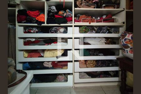 Apartamento à venda com 329m², 4 quartos e 2 vagasCloset da suíte 1