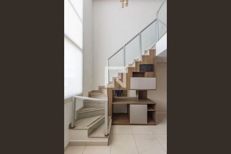 Apartamento para alugar com 163m², 3 quartos e 2 vagas Apartamento para alugar com 163m², 3 quartos e 2 vagasEscadas