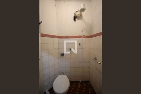 Casa à venda com 100m², 3 quartos e 4 vagas Casa à venda com 100m², 3 quartos e 4 vagasBanheiro de Serviço