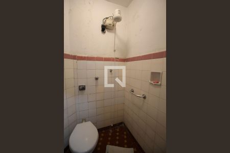 Casa à venda com 100m², 3 quartos e 4 vagas Casa à venda com 100m², 3 quartos e 4 vagasBanheiro de Serviço