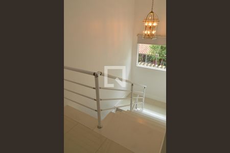 Casa à venda com 320m², 6 quartos e 5 vagas Casa à venda com 320m², 6 quartos e 5 vagasEscada