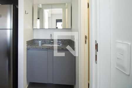 Corredor com lavabo - pia e espelho.  de apartamento para alugar com 1 quarto, 32m² em Indianópolis, São Paulo