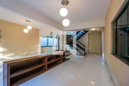 Sala de casa de condomínio à venda com 3 quartos, 600m² em Camboinhas, Niterói