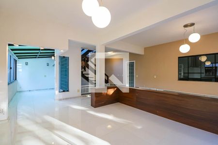 Sala de casa de condomínio à venda com 3 quartos, 600m² em Camboinhas, Niterói