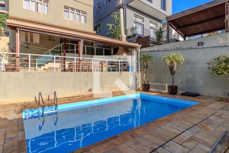 Casa à venda com 374m², 4 quartos e 3 vagasPiscina