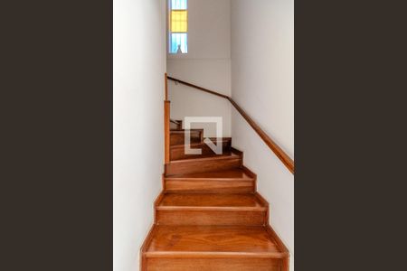 Casa à venda com 374m², 4 quartos e 3 vagasEscada