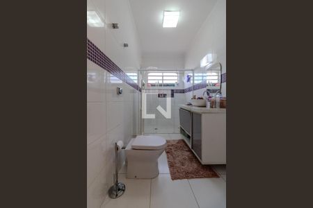 Casa à venda com 374m², 4 quartos e 3 vagasBanheiro da Suíte 1