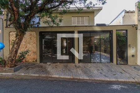 Casa à venda com 374m², 4 quartos e 3 vagasFachada