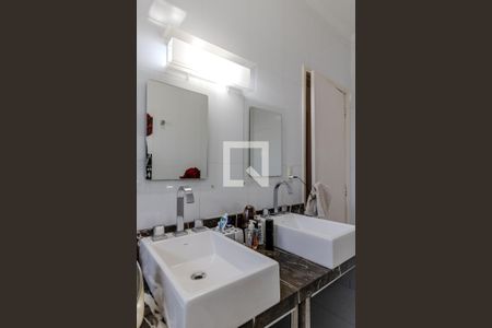 Casa à venda com 374m², 4 quartos e 3 vagasBanheiro da Suíte 2