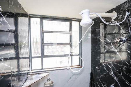 Banheiro de apartamento para alugar com 2 quartos, 50m² em Jardim Mirna, Taboão da Serra