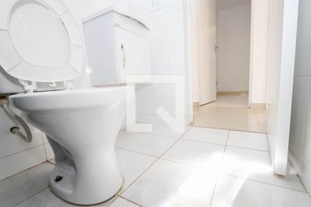 Banheiro de apartamento para alugar com 2 quartos, 50m² em Jardim Mirna, Taboão da Serra