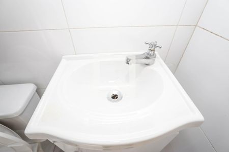 Banheiro de apartamento para alugar com 2 quartos, 50m² em Jardim Mirna, Taboão da Serra