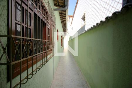 Casa à venda com 261m², 4 quartos e 2 vagasCorredor lateral 2