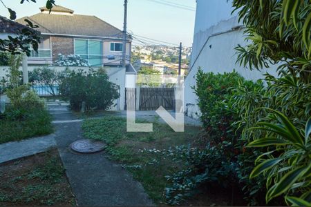 Casa de condomínio à venda com 300m², 4 quartos e 2 vagas Casa de condomínio à venda com 300m², 4 quartos e 2 vagasJardim