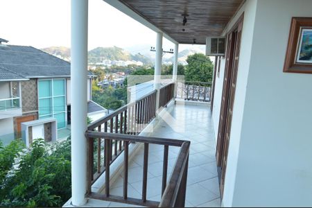 Casa de condomínio à venda com 300m², 4 quartos e 2 vagas Casa de condomínio à venda com 300m², 4 quartos e 2 vagasVaranda - Casa 1