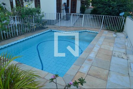 Casa de condomínio à venda com 300m², 4 quartos e 2 vagas Casa de condomínio à venda com 300m², 4 quartos e 2 vagasPiscina