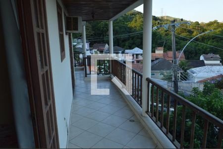 Casa de condomínio à venda com 300m², 4 quartos e 2 vagas Casa de condomínio à venda com 300m², 4 quartos e 2 vagasVaranda - Casa 1