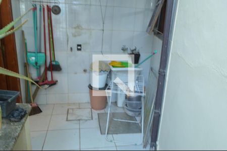 Casa de condomínio à venda com 300m², 4 quartos e 2 vagas Casa de condomínio à venda com 300m², 4 quartos e 2 vagasÁrea de Serviço - Casa 2