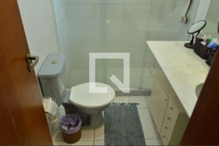 Casa de condomínio à venda com 300m², 4 quartos e 2 vagas Casa de condomínio à venda com 300m², 4 quartos e 2 vagasBanheiro da Suíte - Casa 2