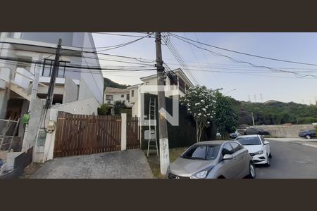 Casa de condomínio à venda com 300m², 4 quartos e 2 vagas Casa de condomínio à venda com 300m², 4 quartos e 2 vagasFachada