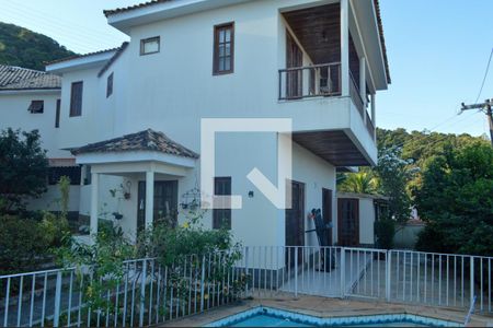 Casa de condomínio à venda com 300m², 4 quartos e 2 vagas Casa de condomínio à venda com 300m², 4 quartos e 2 vagasFachada