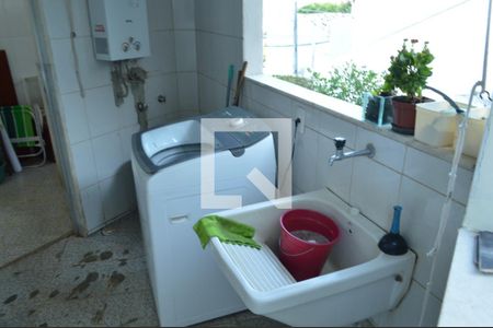 Casa de condomínio à venda com 300m², 4 quartos e 2 vagas Casa de condomínio à venda com 300m², 4 quartos e 2 vagasÁrea de Serviço - Casa 1