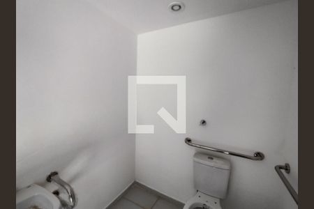 Banheiro  de casa para alugar com 0 quarto, 70m² em Jardim das Acácias, São Paulo