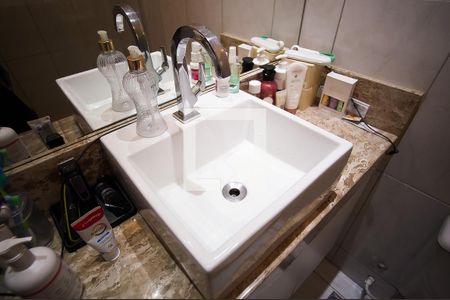 Banheiro do Quarto 1 de apartamento para alugar com 3 quartos, 80m² em Castelo, Belo Horizonte