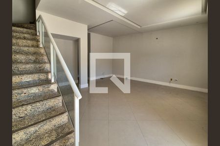 Sala de casa de condomínio para alugar com 4 quartos, 161m² em Camorim, Rio de Janeiro