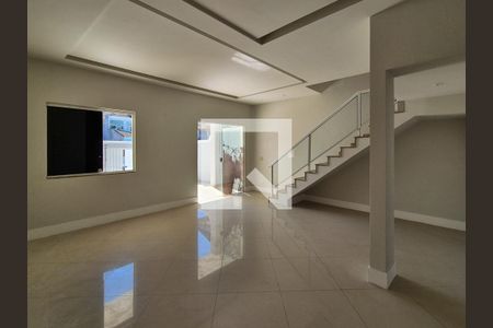 Casa de condomínio à venda com 161m², 4 quartos e 2 vagasSala