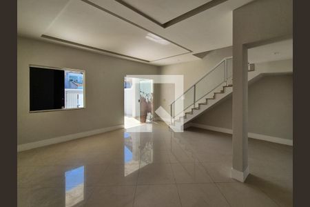 Sala de casa de condomínio para alugar com 4 quartos, 161m² em Camorim, Rio de Janeiro