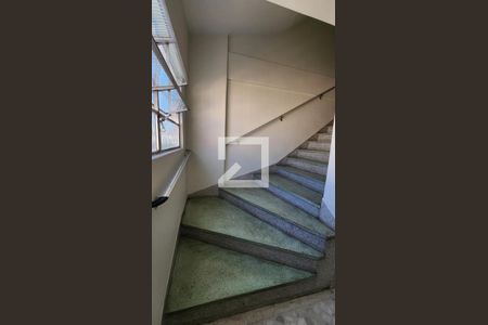 Apartamento para alugar com 152m², 2 quartos e 2 vagas Apartamento para alugar com 152m², 2 quartos e 2 vagasEscada