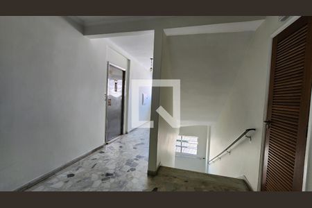 Apartamento para alugar com 152m², 2 quartos e 2 vagas Apartamento para alugar com 152m², 2 quartos e 2 vagasEscada