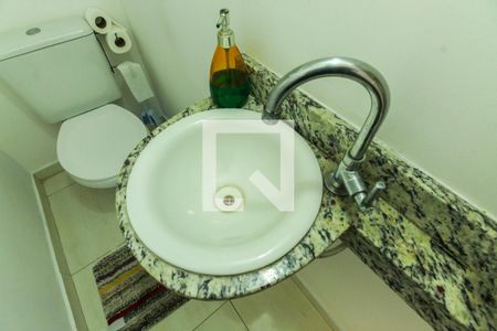 Casa de condomínio à venda com 101m², 3 quartos e 2 vagasLavabo