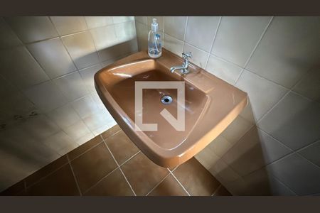 Casa de condomínio para alugar com 430m², 5 quartos e 7 vagas Casa de condomínio para alugar com 430m², 5 quartos e 7 vagasBanheiro de serviço