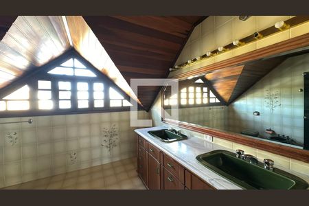 Casa de condomínio para alugar com 430m², 5 quartos e 7 vagas Casa de condomínio para alugar com 430m², 5 quartos e 7 vagasBanheiro do Quarto 2° piso