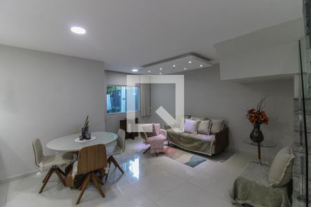Sala de casa de condomínio para alugar com 4 quartos, 1200m² em Vargem Grande, Rio de Janeiro
