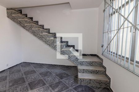 Casa para alugar com 122m², 3 quartos e 1 vagaEscada