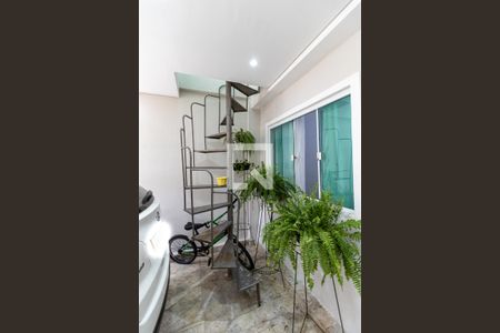 Casa à venda com 100m², 3 quartos e 1 vaga Casa à venda com 100m², 3 quartos e 1 vagaEscada de Acesso para a Área do Quarto 1