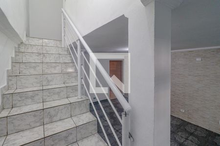 Escada de casa para alugar com 2 quartos, 160m² em Jardim República, São Paulo