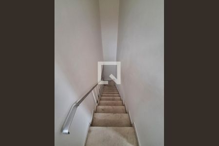 Casa à venda com 140m², 3 quartos e 2 vagas Casa à venda com 140m², 3 quartos e 2 vagasHall escadas