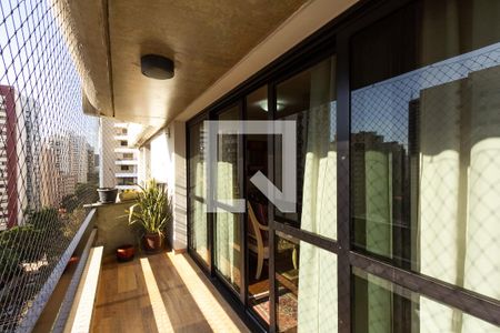 Apartamento à venda com 200m², 4 quartos e 2 vagas Apartamento à venda com 200m², 4 quartos e 2 vagasVaranda