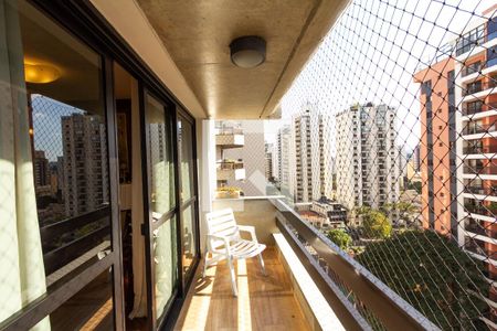 Apartamento à venda com 200m², 4 quartos e 2 vagas Apartamento à venda com 200m², 4 quartos e 2 vagasVaranda