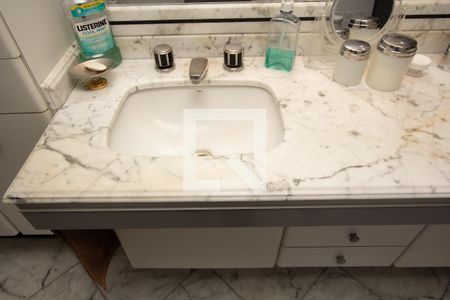 Apartamento à venda com 200m², 4 quartos e 2 vagas Apartamento à venda com 200m², 4 quartos e 2 vagasBanheiro da Suíte 2