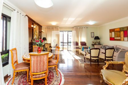 Apartamento à venda com 200m², 4 quartos e 2 vagas Apartamento à venda com 200m², 4 quartos e 2 vagasSala