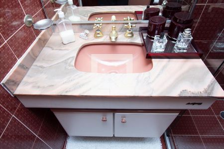 Apartamento à venda com 200m², 4 quartos e 2 vagas Apartamento à venda com 200m², 4 quartos e 2 vagasBanheiro da Suíte 1