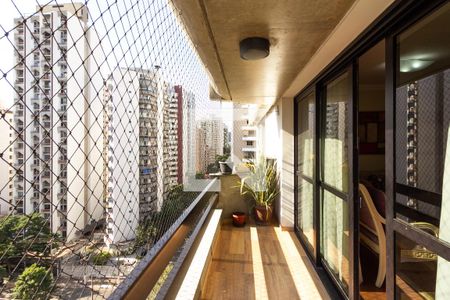 Apartamento à venda com 200m², 4 quartos e 2 vagas Apartamento à venda com 200m², 4 quartos e 2 vagasVaranda