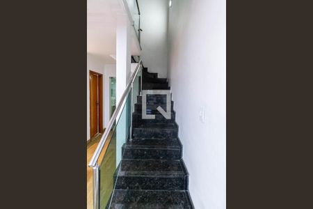 Escada de casa à venda com 2 quartos, 105m² em Nacional, Contagem